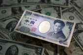 Yen at three-week low after BoJ shift but eyes monthly gain