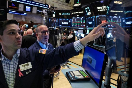 Stock investors see green light in falling Treasury yields