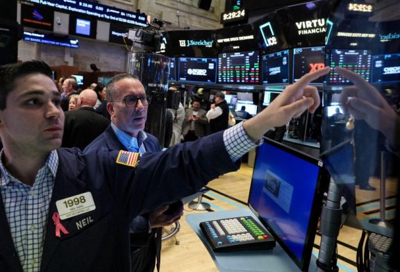 Stock investors see green light in falling Treasury yields