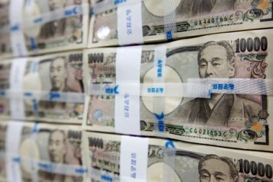 Japanese yen nears 33-year low as Powell signals continued rate hikes