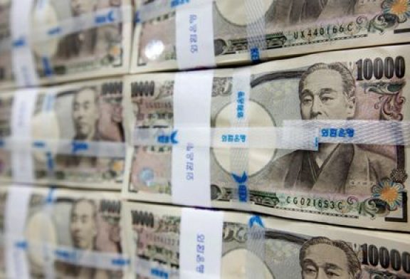 Japanese yen nears 33-year low as Powell signals continued rate hikes