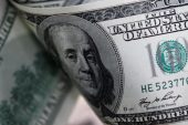 Dollar at one-month peak on easing rate-cut bets; pound jumps after inflation