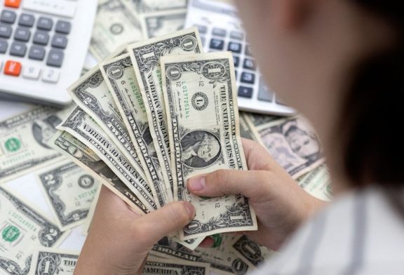 Dollar ends week under pressure as data keeps rate cut hopes alive