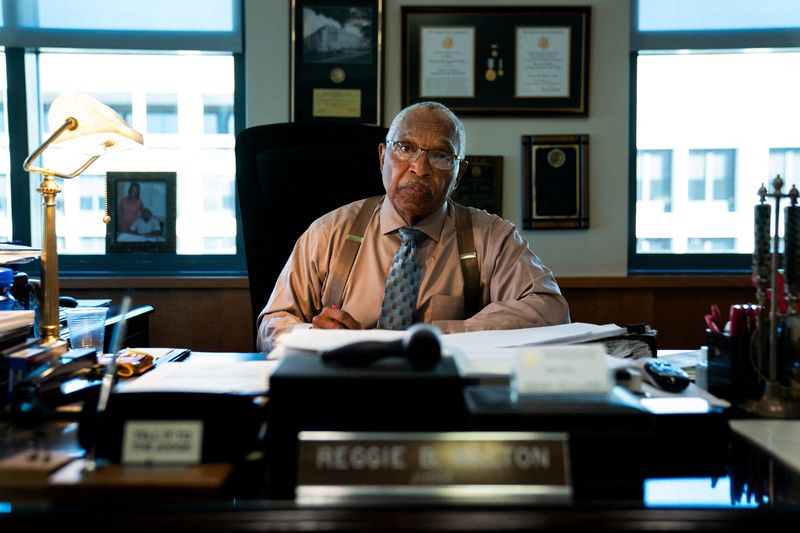 © Reuters. FILE PHOTO: U.S. District Judge Reggie Walton poses for a photo at the E. Barrett Prettyman Federal Courthouse in Washington, U.S., February 21, 2024. REUTERS/Elizabeth Frantz/File Photo