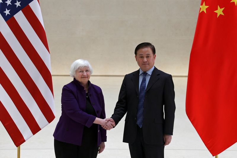 © Reuters. U.S. Treasury Secretary Janet Yellen and People's Bank of China (PBOC) Governor Pan Gongsheng shake hands before a meeting in Beijing, China April 8, 2024. REUTERS/Florence Lo