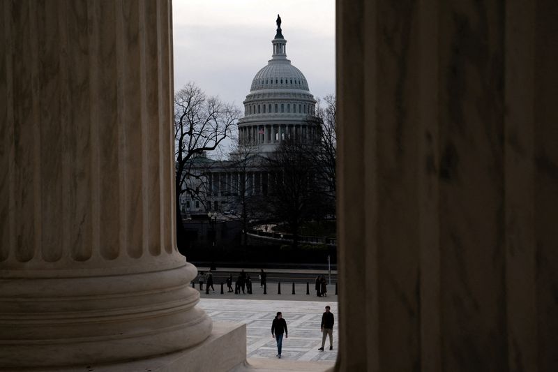 © Reuters. FILE PHOTO: Tourists walk near the U.S. Capitol in Washington, U.S., February 9, 2024. REUTERS/Nathan Howard/File Photo