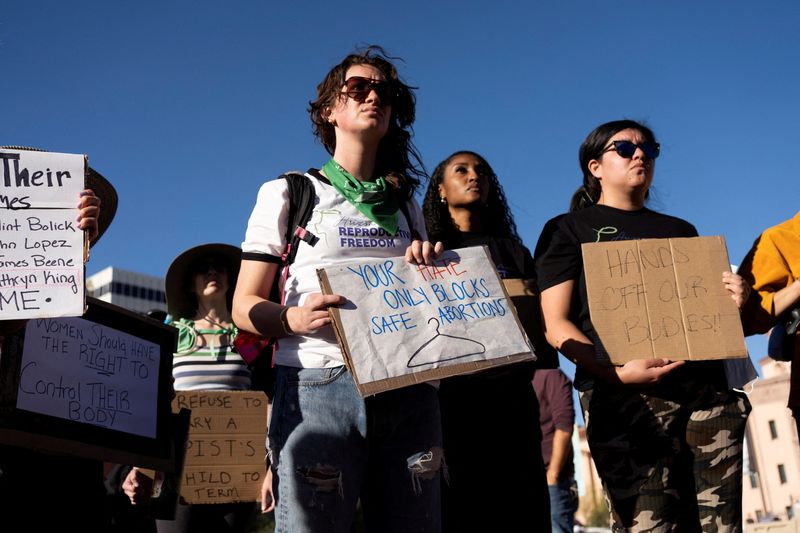 © Reuters. FILE PHOTO: Protesters take part in a small rally led by Women's March Tucson after Arizona's Supreme Court revived a law dating to 1864 that bans abortion in virtually all instances, in Tucson, Arizona, U.S. April 9, 2024.  REUTERS/Rebecca Noble/File Photo