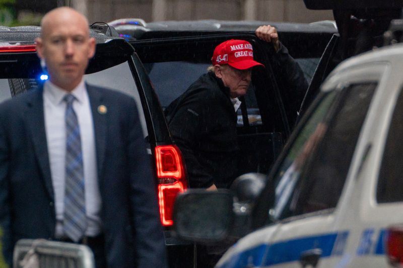 © Reuters. Republican presidential candidate and former U.S. President Donald Trump arrives at Trump Tower in New York, U.S., April 17, 2024.   REUTERS/David 'Dee' Delgado