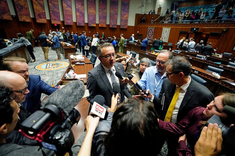 © Reuters. Speaker of the House Ben Toma speaks to the news media after Republicans blocked the procedural vote to fast-track a repeal of the 1864 abortion ban during a legislative session at the Arizona House of Representatives in Phoenix, Arizona, U.S. April 17, 2024. Patrick Breen/USA Today Network via REUTERS 
