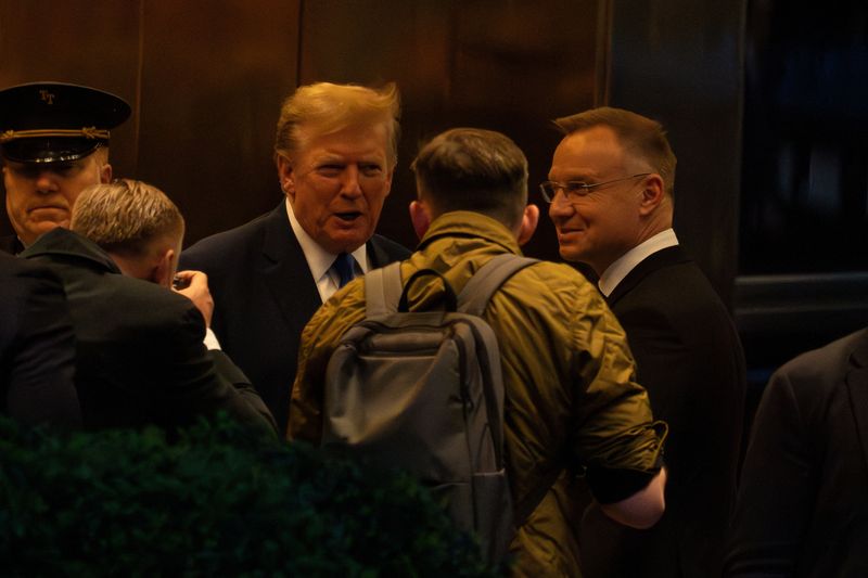 © Reuters. Republican presidential candidate and former U.S. President Donald Trump greets Polish President Andrzej Duda at Trump Tower in New York, U.S., April 17, 2024. REUTERS/David 'Dee' Delgado
