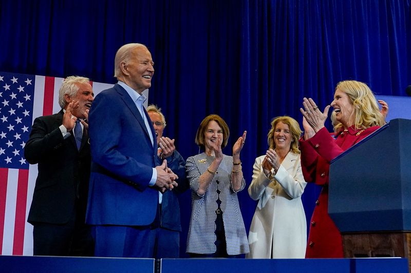 © Reuters. Kerry Kennedy and other members of the Kennedy family applaud as U.S. President Joe Biden smiles, at a campaign event at the Martin Luther King Recreation Center in Philadelphia, Pennsylvania, U.S., April 18, 2024. REUTERS/Elizabeth Frantz    