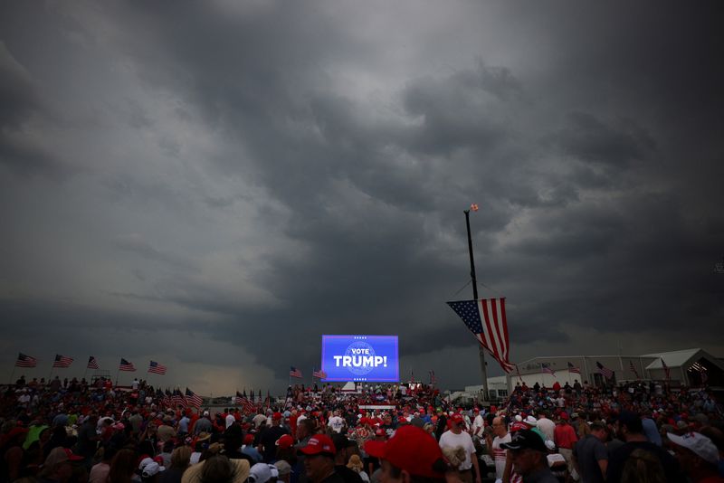 © Reuters. Storm clouds are seen over a campaign rally for Republican presidential candidate and former U.S. President Donald Trump, in Wilmington, North Carolina, U.S., April 20, 2024. REUTERS/Brian Snyder