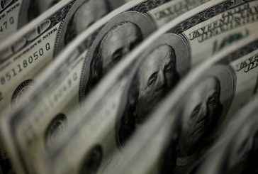 Dollar soft on renewed rate cut bets; yen starts week on back foot