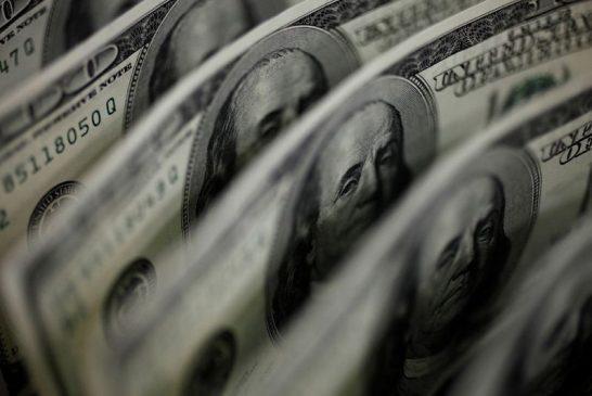 Dollar soft on renewed rate cut bets; yen starts week on back foot