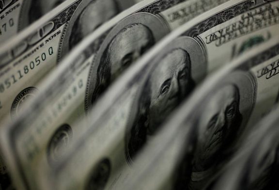 Dollar soft on renewed rate cut bets; yen starts week on back foot