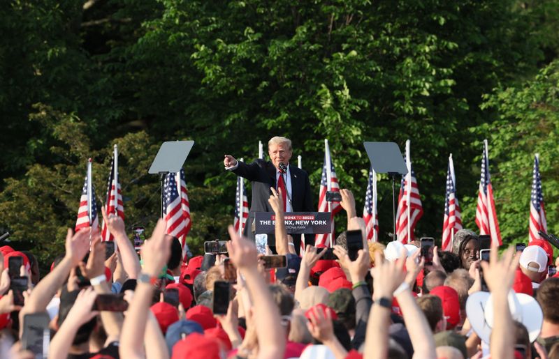 © Reuters. Former U.S. President and Republican presidential candidate Donald Trump holds a campaign rally, at Crotona Park in the Bronx borough of New York City, U.S., May 23, 2024.  REUTERS/Brendan McDermid