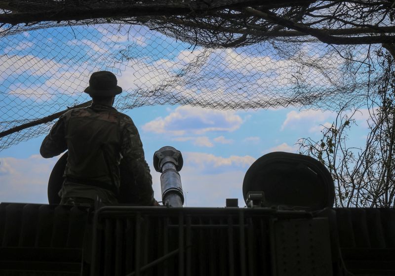 © Reuters. FILE PHOTO: A Ukrainian serviceman prepares to fire a 2S1 Gvozdika self-propelled howitzer towards Russian troops, amid Russia's attack on Ukraine, at a position in the Donetsk region, Ukraine May 21, 2024. REUTERS/Oleksandr Ratushniak/File Photo