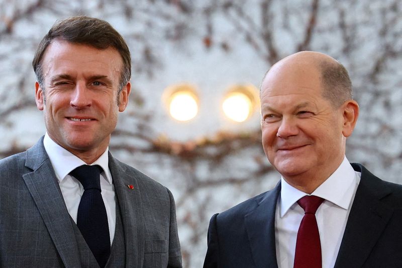 © Reuters. FILE PHOTO: German Chancellor Olaf Scholz poses with French President Emmanuel Macron, during the 