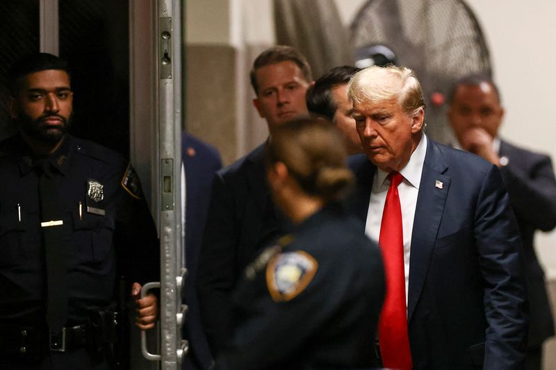 © Reuters. Republican presidential candidate and former U.S. President Donald Trump arrives, as his criminal trial over charges that he falsified business records to conceal money paid to silence porn star Stormy Daniels in 2016 continues, at Manhattan state court in New York City, U.S. May 28, 2024. REUTERS/Andrew Kelly/Pool