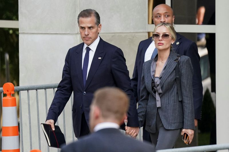 © Reuters. Hunter Biden, son of U.S. President Joe Biden, departs the federal court with his wife Melissa Cohen Biden, on the opening day of his trial on criminal gun charges in Wilmington, Delaware, U.S., June 3, 2024. REUTERS/Kevin Lamarque