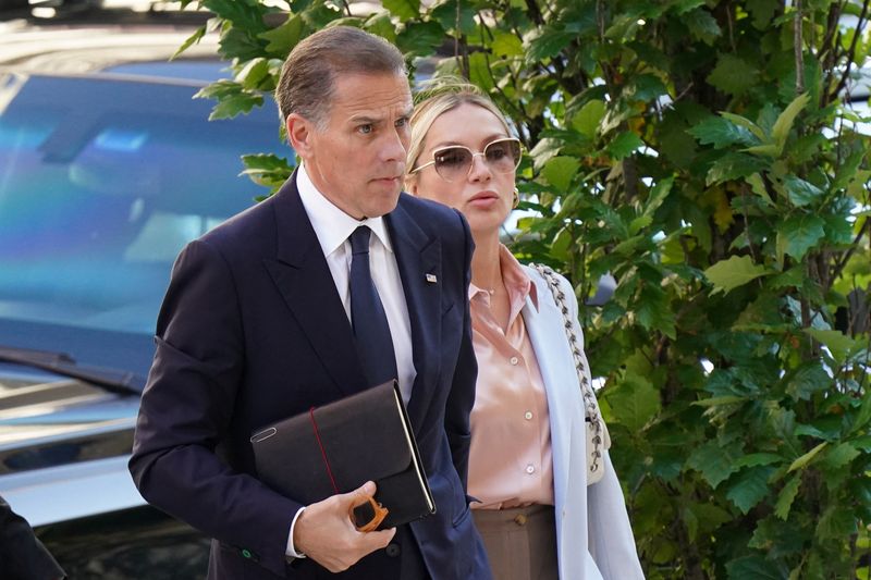 © Reuters. Hunter Biden, son of U.S. President Joe Biden, arrives at the federal court with his wife Melissa Cohen Biden, during the second day of his trial on criminal gun charges in Wilmington, Delaware, U.S., June 4, 2024. REUTERS/Kevin Lamarque