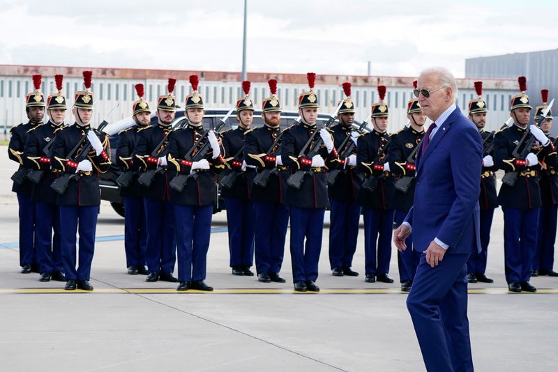 © Reuters. U.S. President Joe Biden is greeted by honor guard as he arrives at Paris-Orly Airport, France June 5, 2024. REUTERS/Elizabeth Frantz