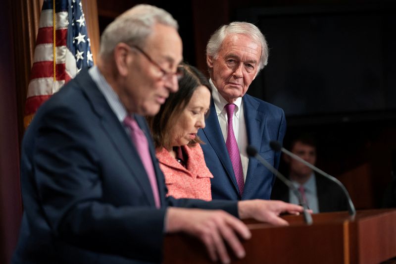 © Reuters. U.S. Senate Majority Leader Chuck Schumer (D-NY) speaks alongside U.S. Senator Maria Cantrell (D-WA) and U.S. Senator Ed Markey (D-MA) during a press conference following a failed vote on the “Right to Contraception Act,” in the U.S. Capitol, Washington, U.S., June 5, 2024. REUTERS/Nathan Howard