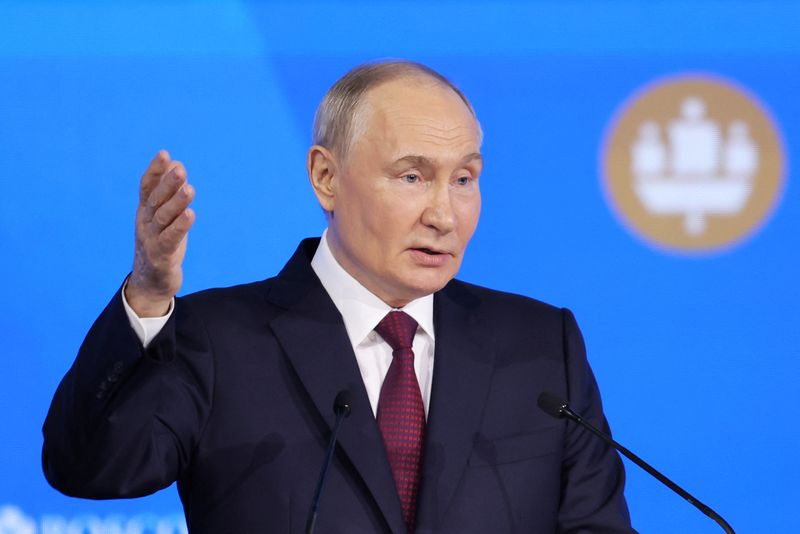 © Reuters. Russian President Vladimir Putin delivers a speech at a plenary session of the St. Petersburg International Economic Forum (SPIEF) in Saint Petersburg, Russia June 7, 2024. REUTERS/Anton Vaganov/Pool