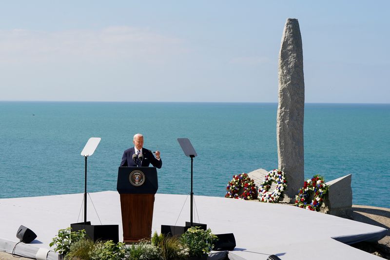 © Reuters. U.S. President Joe Biden delivers remarks at the World War II Pointe du Hoc Ranger Monument following the 80th anniversary of the 1944 D-Day landings in Cricqueville-en-Bessin, Normandy, France, June 7, 2024. REUTERS/Elizabeth Frantz