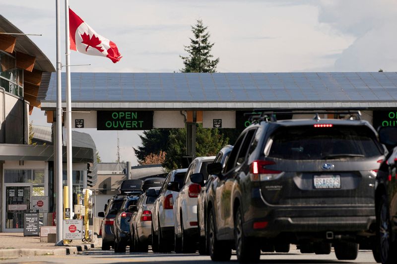 © Reuters. FILE PHOTO: People cross the U.S.-Canadian border in Blaine, Washington, U.S., August 9, 2021.  REUTERS/David Ryder//File Photo