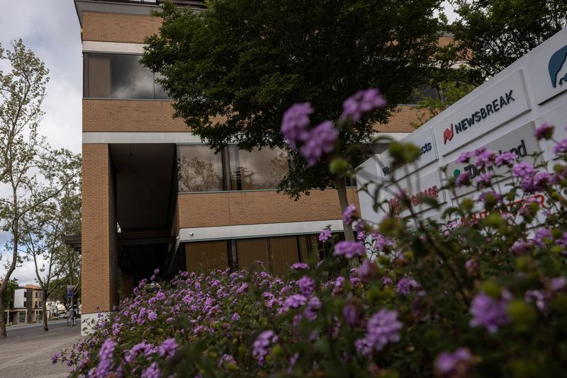 © Reuters. FILE PHOTO: A NewsBreak company logo is displayed at a corporate office building in Mountain View, California, U.S., April 26, 2024.  REUTERS/Carlos Barria/File Photo