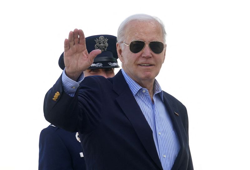 © Reuters. U.S. President Joe Biden waves as he boards Air Force One upon his departure for the G7 summit in Italy, from Joint Base Andrews in Maryland, U.S., June 12, 2024.  REUTERS/Kevin Lamarque