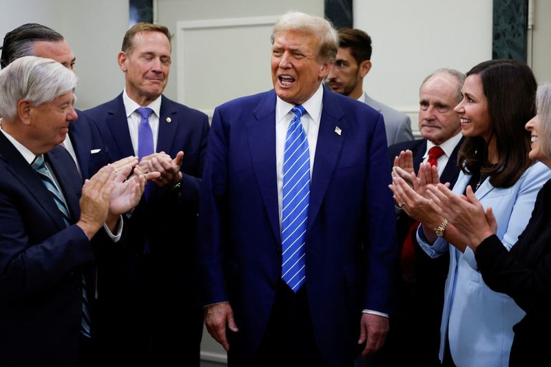 © Reuters. Former U.S. President and Republican presidential candidate Donald Trump reacts as he is applauded by Republicans at the National Republican Senatorial Committee (NRSC) headquarters in Washington, U.S., June 13, 2024. REUTERS/Evelyn Hockstein