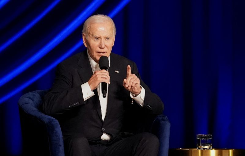 © Reuters. U.S. President Joe Biden takes part in a conversation with former U.S. President Barack Obama (not pictured) during a star-studded campaign fundraiser at the Peacock Theater in Los Angeles, California, U.S., June 15, 2024. REUTERS/Kevin Lamarque