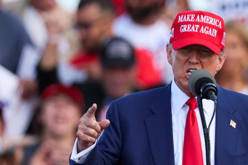 © Reuters. Former U.S. President and Republican presidential candidate Donald Trump speaks during a campaign event, in Racine, Wisconsin, U.S. June 18, 2024. REUTERS/Brendan McDermid