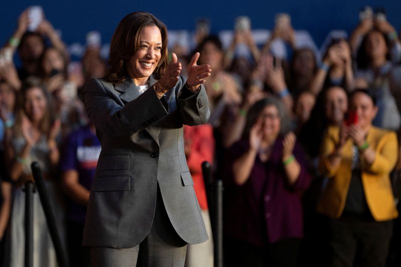 © Reuters. U.S. Vice President Kamala Harris greets her audience before discussing reproductive rights on the second anniversary of Roe v. Wade being overturned, in Phoenix, Arizona, U.S. June 24, 2024.  REUTERS/Rebecca Noble
