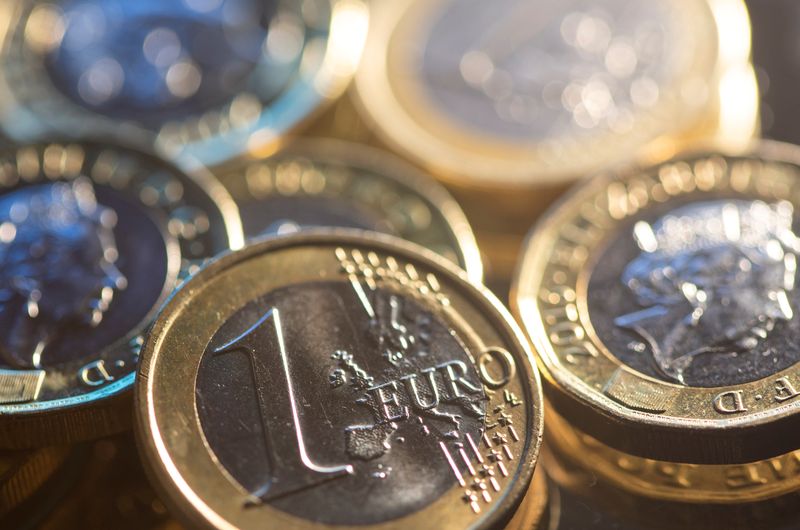 © Reuters. One Euro and British pound coins are seen in this illustration taken, November 9, 2021. REUTERS/Dado Ruvic/Illustration/ File Photo
