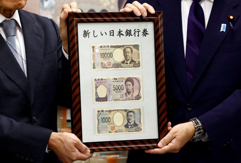 © Reuters. Japan's Prime Minister Fumio Kishida shows new banknotes with Bank of Japan (BOJ) Governor Kazuo Ueda, on the day of the new notes of 10,000 yen, 5,000 yen and 1,000 yen went into circulation, at the BOJ headquarters in Tokyo, Japan July 3, 2024. REUTERS/Issei Kato/Pool