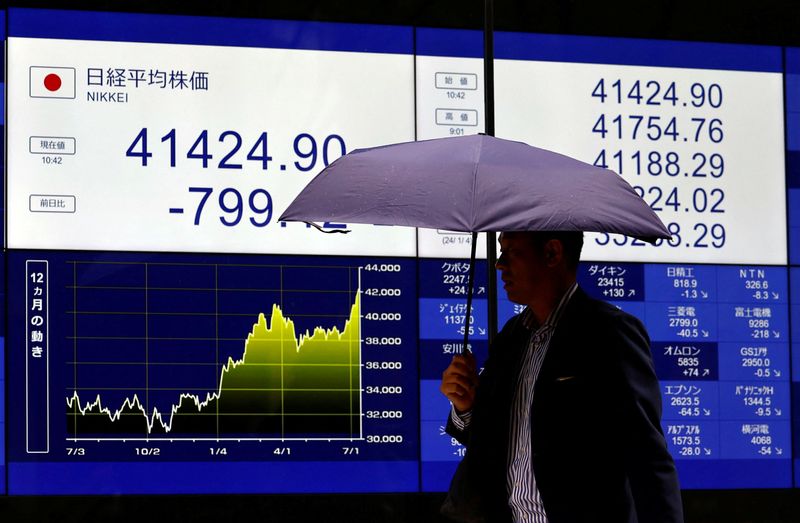 © Reuters. A man walks past an electric screen displaying Japan's Nikkei share average in Tokyo, July 12, 2024  REUTERS/Issei Kato