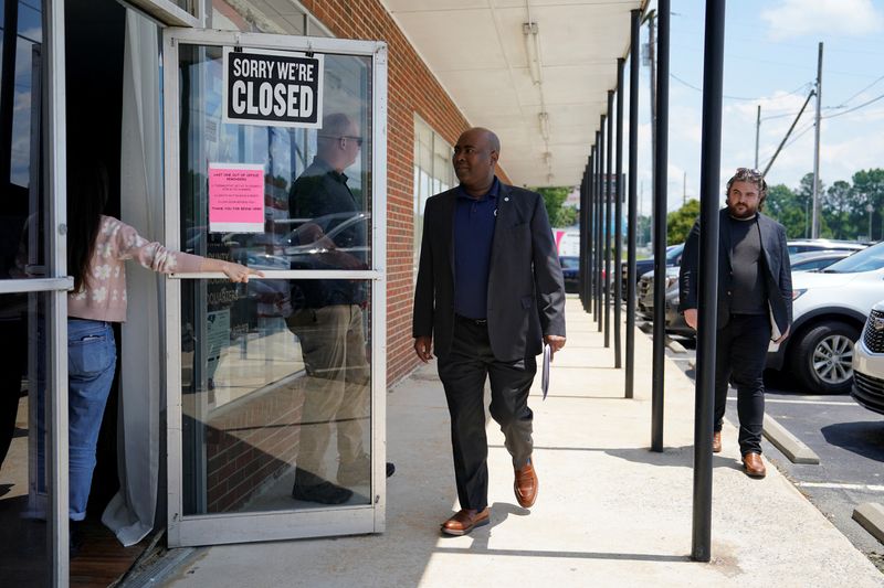 © Reuters. FILE PHOTO: Democratic National Committee Chair Jaime Harrison enters an event during a trip across eastern North Carolina to engage with rural and Black voters, at NC Coordinated Campaign in Smithfield, North Carolina, U.S. May 24, 2024.  REUTERS/Allison Joyce