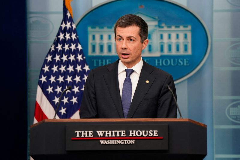 © Reuters. FILE PHOTO: U.S. Secretary of Transportation Pete Buttigieg speaks during a press briefing at the White House in Washington, U.S., March 27, 2024. REUTERS/Elizabeth Frantz/File Photo