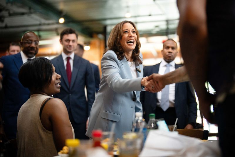 © Reuters. U.S. Vice President Kamala Harris visits Paschal's, a historic Black-owned restaurant in Atlanta, Georgia, U.S., July 30, 2024. Erin Schaff/Pool via REUTERS