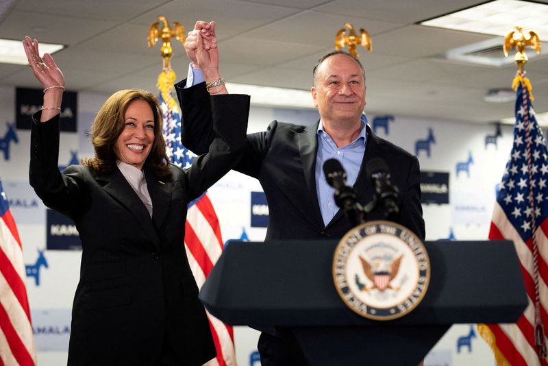 © Reuters. Kamala Harris and Douglas Emhoff, Wilmington, Delaware, July 22, 2024. Erin Schaff/Pool via REUTERS