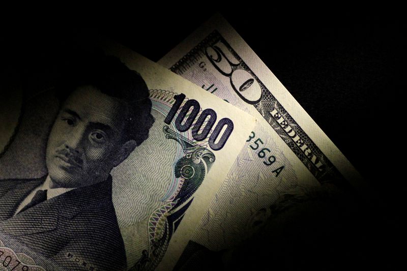 © Reuters. FILE PHOTO: Japan Yen and U.S. Dollar notes are seen in this June 22, 2017 illustration photo.   REUTERS/Thomas White/Illustration/File Photo