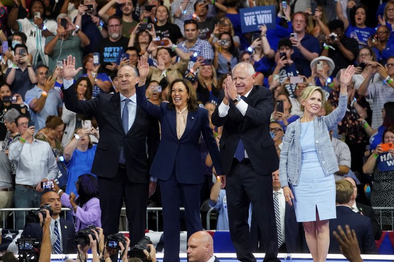 © Reuters. Second gentleman Doug Emhoff, U.S. Vice President and Democratic presidential candidate Kamala Harris, vice presidential running mate Minnesota Governor Tim Walz and his wife Gwen Walz attend a campaign rally in Philadelphia, Pennsylvania, U.S., August 6, 2024. REUTERS/Kevin Lamarque