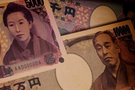 Yen flip-flops in volatile trading, keeping investors wary