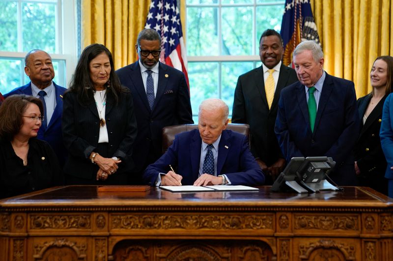 © Reuters. U.S. President Joe Biden signs a proclamation to designate the Springfield 1908 Race Riot National Monument at the White House in Washington, U.S., August 16, 2024. REUTERS/Elizabeth Frantz