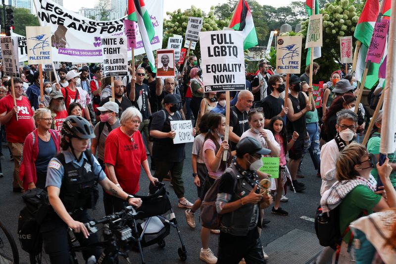 © Reuters. People take part in a protest organised by pro-abortion rights, pro-LGBT rights and pro-Palestinian activists, on the eve of the Democratic National Convention (DNC), in Chicago, Illinois, U.S., August 18, 2024.  REUTERS/Marco Bello