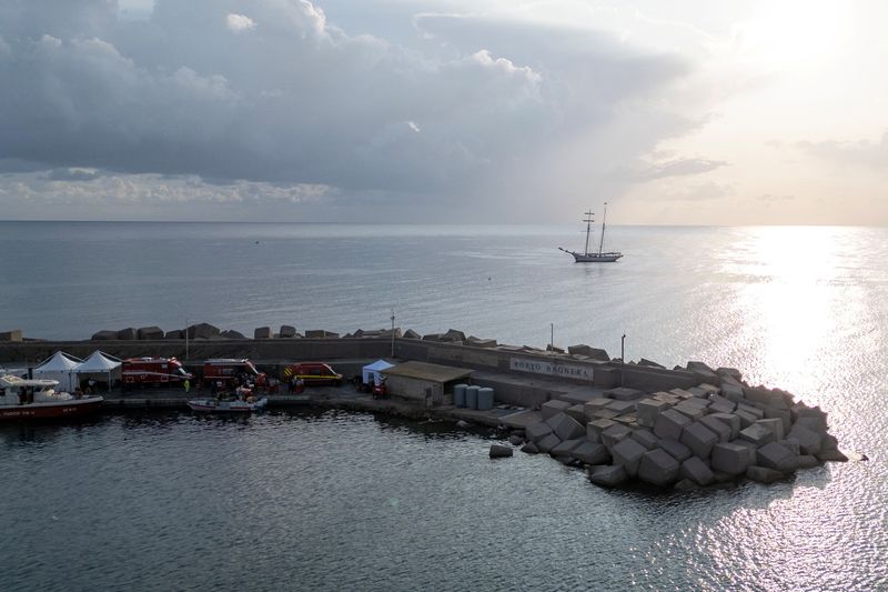 © Reuters. A drone view shows emergency and rescue service vehicles and personnel at a port near the site where a luxury yacht sank, in Porticello, near the Sicilian city of Palermo, Italy, August 20, 2024. REUTERS/Guglielmo Mangiapane