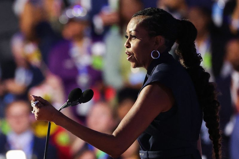 © Reuters. Former first lady of the United States Michelle Obama speaks during Day 2 of the Democratic National Convention (DNC) in Chicago, Illinois, U.S., August 20, 2024. REUTERS/Brendan Mcdermid